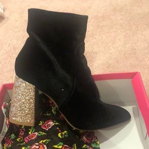 Betsy Johnson Kacy black Velvet bootie